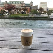 川沿いのおしゃれなカフェ