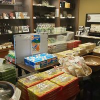 フロント後方にある小さなお土産屋さん