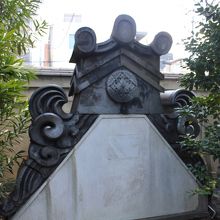 報恩寺境内にある鬼瓦