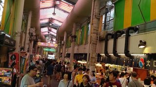 市民の台所と観光地としての機能が混在