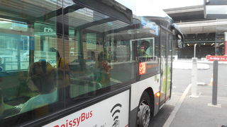 空港とオペラ地区を直通で結ぶ便利な定期バス