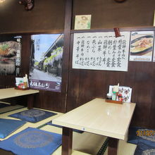 郷土色ある店の内観