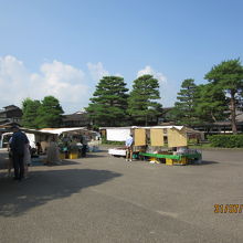 高山本陣と高山朝市の前にある。