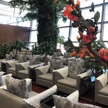 ラウンジは広くはないが、以前と比べ物にならない