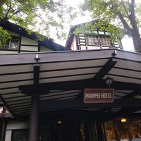 緑に囲まれたクラシカルなホテルです。