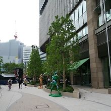 カラフルな男の人のオブジェが何体かたっていました