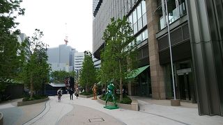 シネコンプレックスやレストランも入り、文字通り街です