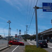 児島駅から観光港へ行く途中です。左手にコンビニがあります。