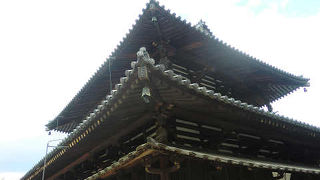 五重塔の隣の建物