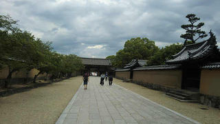 東院と西院の間の門