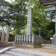 三国神社の近くに山車蔵が見られます。