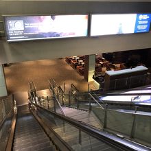 おりるとそこはラウンジ