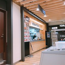 フードコート内のカウンター