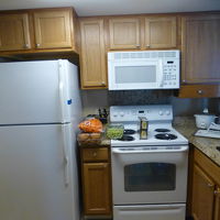 キッチンの冷蔵庫とバーナーとレンジ