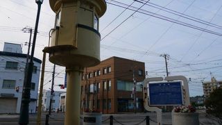 黄色い灯台みたいな