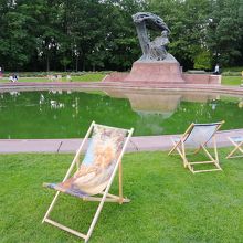 ショパン像がある池