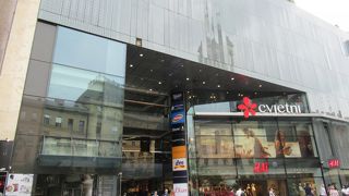 意外と狭い。地下にスーパーがある。