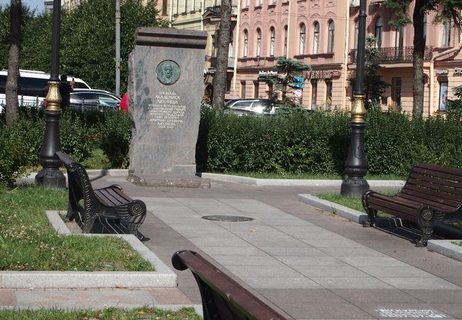 ドミトリーセルゲイエビッチリカチョフ広場にあるモニュメント