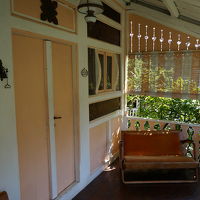 室内にソファはありませんが、入り口に3脚イスがあります。