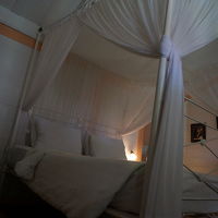 部屋はそれほど大きくなく、巨大なベッドは快適