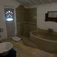 部屋と同じくらい広い浴室。熱がこもらず快適