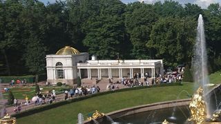 サムソノフスキー・カナルの左右に並ぶ大理石の回廊