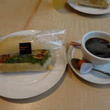 サンドとコーヒーで一息