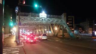 鉄骨造りの重厚な橋