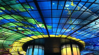 ステンドグラスが美しい駅