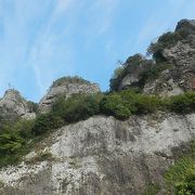 連なる岩峰