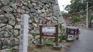 見事な石垣が見られます