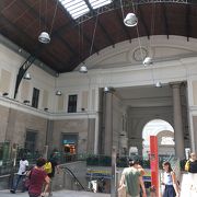 イタリア国内では中規模の駅、フランス・コートダジュール行きが出ている