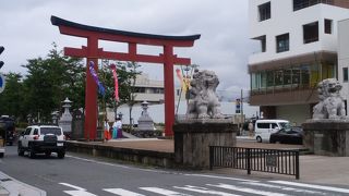 鶴岡八幡宮へ続く通り