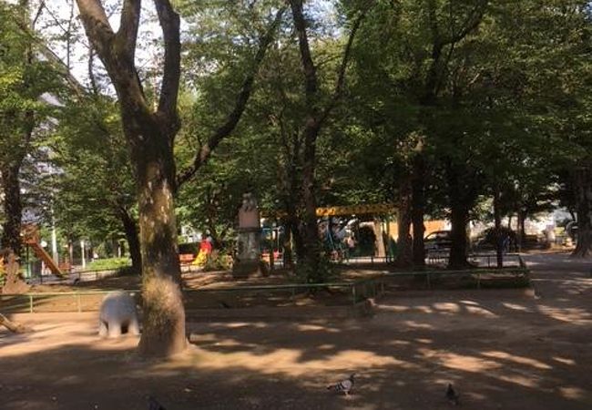 特徴のない公園ですが…蝉の声がシャワーのように降りそそいできます。