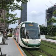 駁二芸術特区を走る路面電車