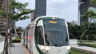 駁二芸術特区を走る路面電車