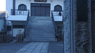 目立つところのない寺院