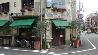 有数の飲食店街で長年生き残るだけのことはある店