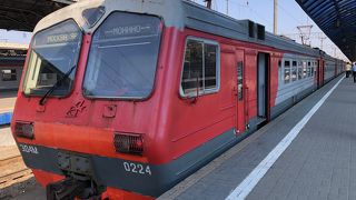 古びた車両に物売りが次から次へと