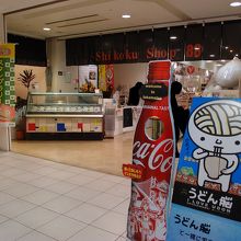 店舗おもてから見たショップの雰囲気です