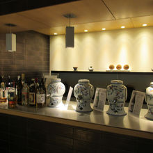バーカウンターの日本酒は岐阜・石川・新潟のものでした