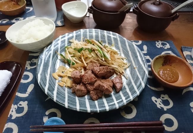 煉瓦づくりの、ステーキレストラン