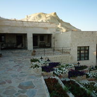 坂の斜面に作られています