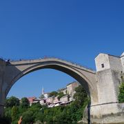 ボスニア語で「橋の守り人」