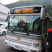 トンネルの中を走り抜けル電気バスです