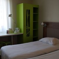 窓際のテーブルは便利