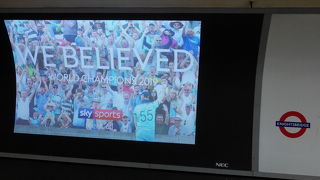 構内には映像広告あり