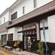 玉川沿いに古い町並みが建つ白壁土蔵群