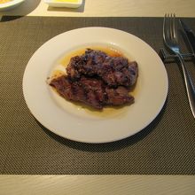 ステーキ、盛りの良さに驚きました