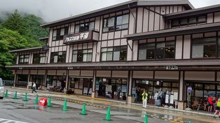 飲食、お土産コーナーもあり、新鮮野菜も販売